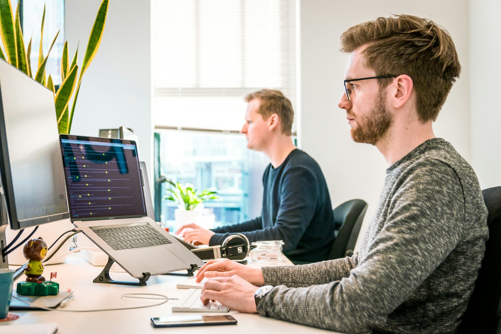 Developer on MacBook remotely connecting to cloud macOS workspace
